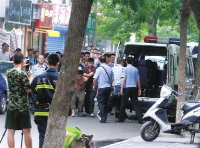 女童安全獲救后，嫌疑人被制服并由民警押出餐館。新華社發(fā)