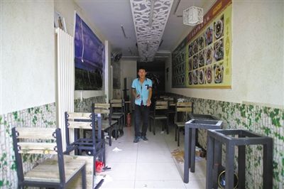 發(fā)生女童劫持事件的面館，事后現(xiàn)場(chǎng)一片狼藉。新京報(bào)記者 周崗峰 攝