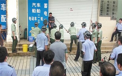 昨日，警方趕到現(xiàn)場制服嫌疑人何某。