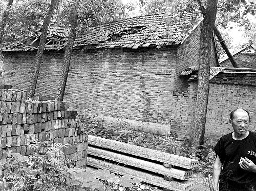 嫌疑人父母時常外出反映問題，家里的房子已破爛不堪。