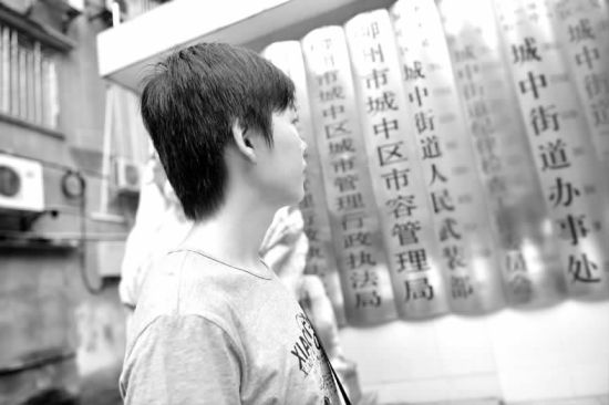 小韋如愿領(lǐng)到城管錄用通知書(shū) 小韋如愿領(lǐng)到城管錄用通知書(shū)