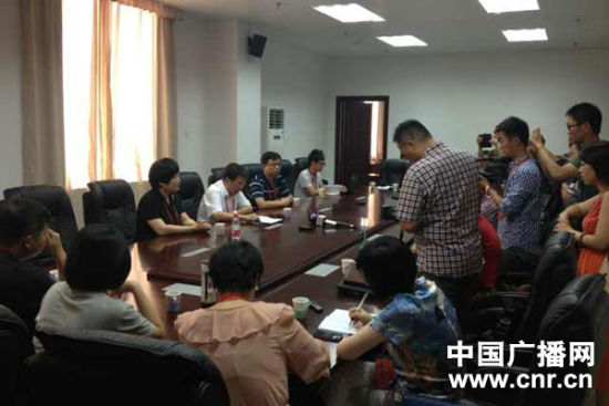 試卷原件展示前向媒體說明情況，并要求媒體不能拍照或攝像