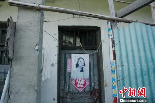 圖為嫌犯租住的民房，當(dāng)天受害人即攀在門上的窗口對外呼救。 吳佳蔚 攝