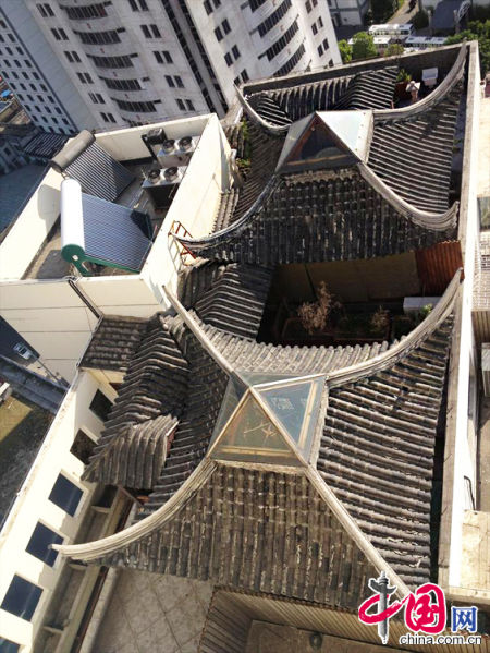 2013年8月14日，江蘇蘇州蘇州市三香大廈高樓18層樓頂東側(cè)陽臺上的“蘇州園林”式別墅，兩座涼亭和兩道回廊，飛檐翹角，一派蘇州園林的氣勢。中國網(wǎng)圖片庫李俊鋒攝影