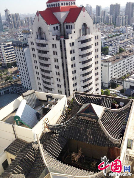 2013年8月14日，江蘇蘇州蘇州市三香大廈高樓18層樓頂東側(cè)陽臺上的“蘇州園林”式別墅，兩座涼亭和兩道回廊，飛檐翹角，一派蘇州園林的氣勢。中國網(wǎng)圖片庫李俊鋒攝影