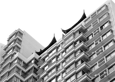 從三香大廈樓下能看見(jiàn)“空中園林”的亭檐一角。