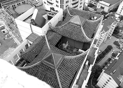 前日，從三香大廈另一單元樓頂俯拍“空中園林”。