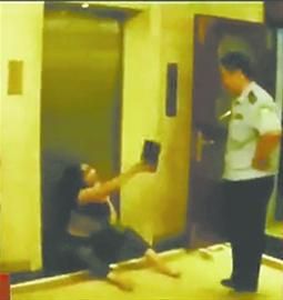 大連一女子在洗浴中心內(nèi) 大連一女子在洗浴中心內(nèi)