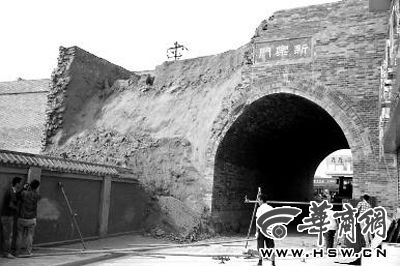 昨日上午9時左右，工人在倒塌處重新裝上護(hù)欄。實(shí)習(xí)記者 楊虎元 攝