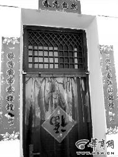 昨日中午，張某辦公室大門緊閉。