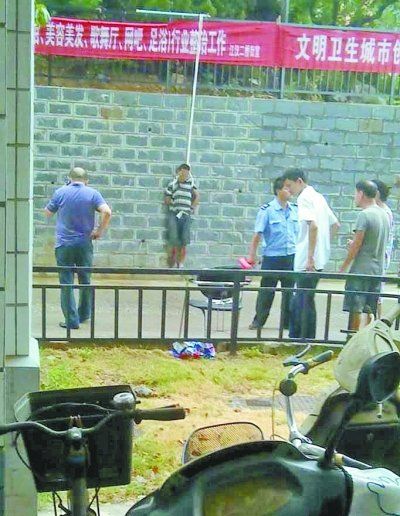 小偷被五花大綁捆在小區(qū)門前的墻壁上示眾。 網(wǎng)友羅先生 攝