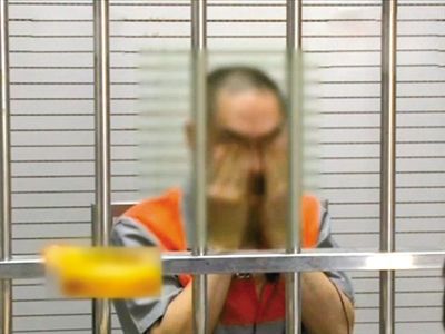 韓磊掩面哭泣。