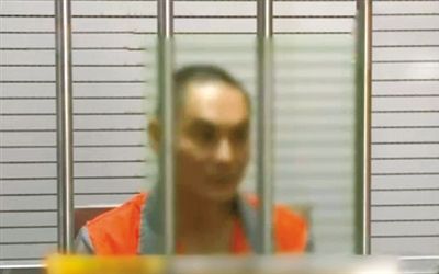 涉嫌窩藏罪的李明在接受訊問。