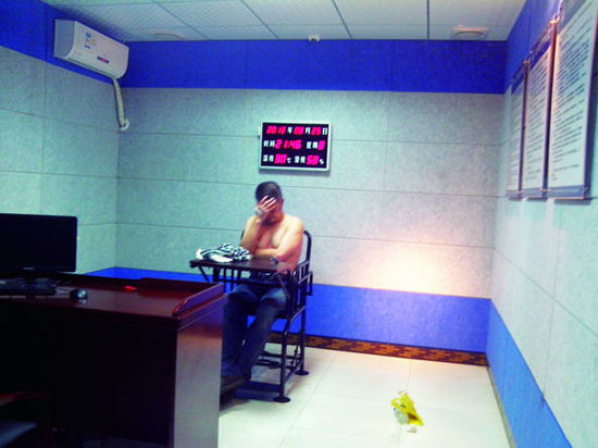 肇事者徐某在新建縣公安局接受調查 供圖/微博網(wǎng)友