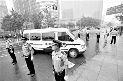 　　昨日早上,押解李某某的車隊開進法院。當日,李某某等5人涉嫌強奸案在海淀法院不公開審理。本版攝影/新京報記者 王貴彬