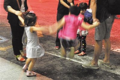 2012年8月1日晚，北京兒童醫(yī)院，三個(gè)來自廊坊的小女孩在玩耍，她們都被幼兒園老板性侵害。本版攝影/新京報(bào)記者 尹亞飛