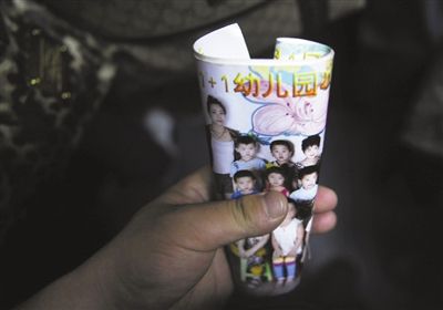 2012年8月1日，事發(fā)幼兒園一受害女童展示班級合影。