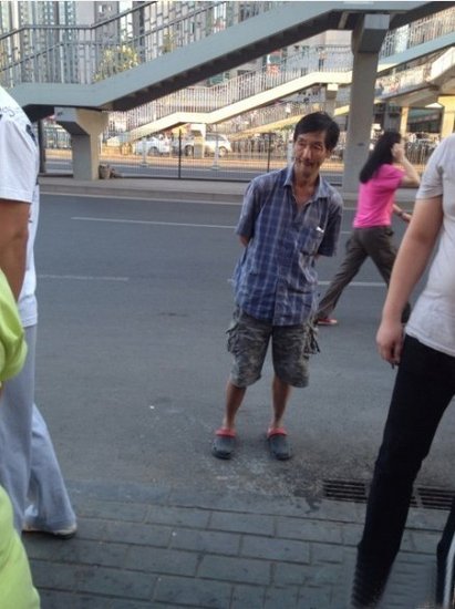 搶嬰男子站在一旁。