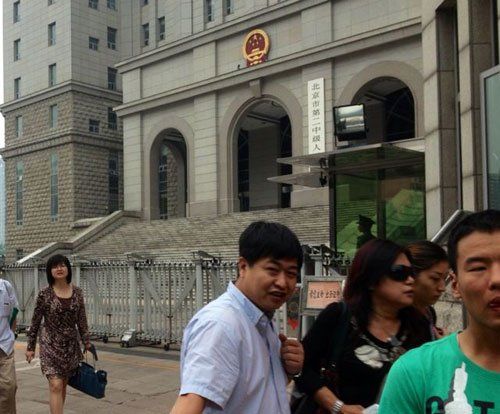 上午10：35分左右，蘇順虎律師和其家屬從法院西大門出來。