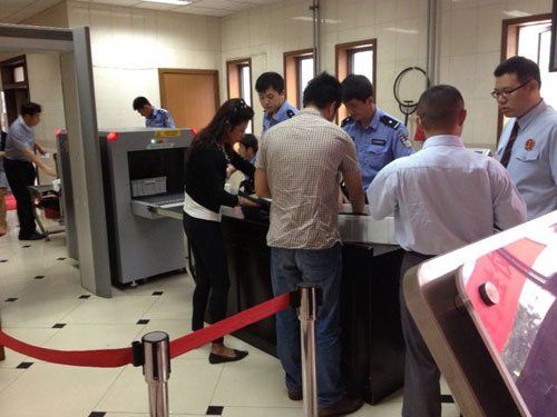 上午蘇順虎律師和其家屬安檢進(jìn)入法院。