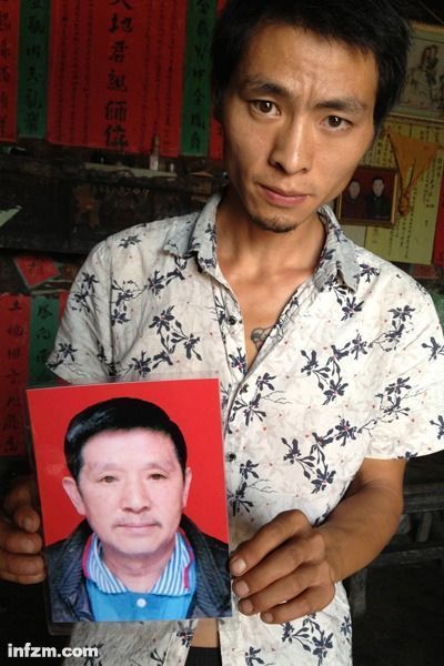 程興貴的兒子程正鵬拿著父親的遺照。程興貴自殺后，政府補償程家6000多塊錢，并終于認(rèn)定了程興貴的代課教齡。 (南方周末記者雷磊/圖)