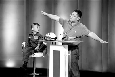 9月6日，“鷹爸”和多多在北京科影制片廠錄制一檔節(jié)目。