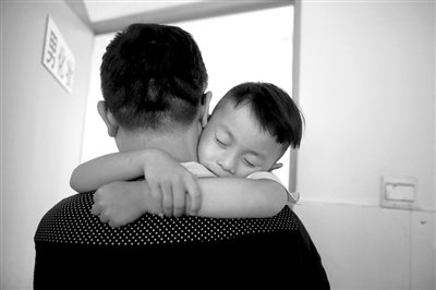 9月6日，“鷹爸”抱著多多去化妝間，準(zhǔn)備錄制節(jié)目。