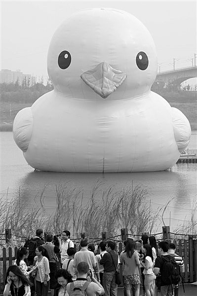 前日，大黃鴨首秀時(shí)，皮膚發(fā)皺、嘴巴尖尖朝下嘟，顯得頗為“委屈”。