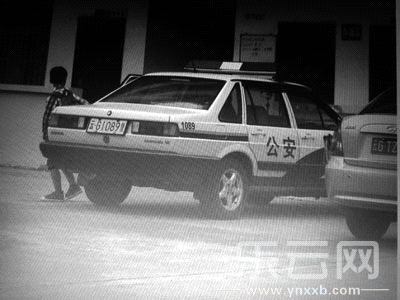 被指接送小孩上學(xué)的警車(chē)。