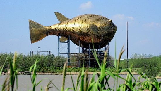 昨天，揚中市西沙島，正在施工的河豚塔金光閃閃