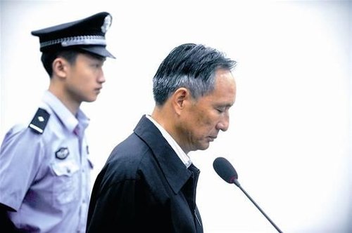 圖為：10日，張曙光在北京市第二中級人民法院接受庭審 新華社發(fā)