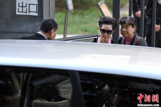 圖為宣判結(jié)束后夢(mèng)鴿面無(wú)表情走出海淀法院，乘車離開。