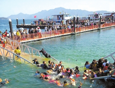 昨天，廬山西海景區(qū)過(guò)橋塌陷，致十?dāng)?shù)名游客落水。圖/東方IC