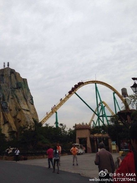 上海歡樂(lè)谷過(guò)山車發(fā)生故障，多位游客被卡在上面