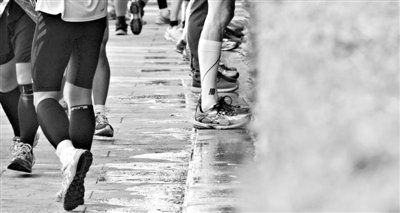 昨日，2013年北京馬拉松，因流動廁所和公廁有限，很多選手都“就地解決”，地面上“水”流成河。