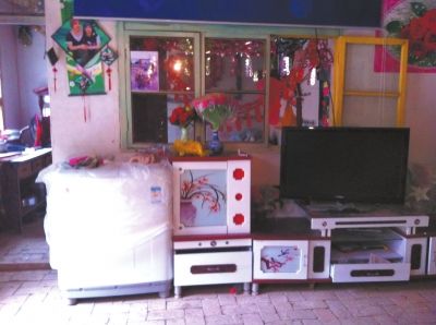 麻永東屋里的家具電器仍是嶄新的。