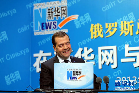 10月22日，俄羅斯總理梅德韋杰夫在新華網(wǎng)與中國(guó)網(wǎng)民進(jìn)行在線交流互動(dòng)。 新華社記者邢廣利攝