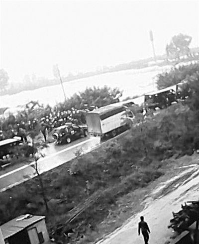 22日，云南晉寧數(shù)百村民與警方對峙。網(wǎng)絡(luò)截圖