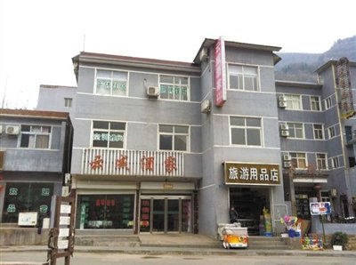 今年，胡萬(wàn)林涉嫌非法行醫(yī)的地點(diǎn)，就在這座農(nóng)家賓館內(nèi)。