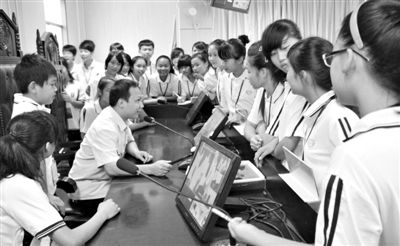 2013年5月30日，結(jié)合當前國內(nèi)民眾普遍關(guān)注的“校長開房”、“強奸猥褻”等事件，廣西上思縣人民法院邀請中小學(xué)生到法院觀摩案件的庭審，提高他們的守法、維權(quán)意識。圖/IC