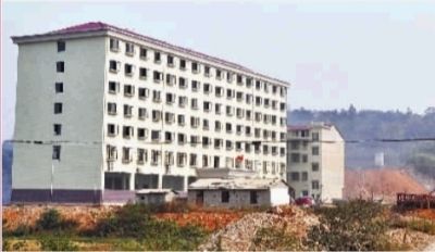  10月23日，長沙市岳麓區(qū)蓮花鎮(zhèn)云蓋村村委會的辦公大樓。  實(shí)習(xí)記者 李健 攝