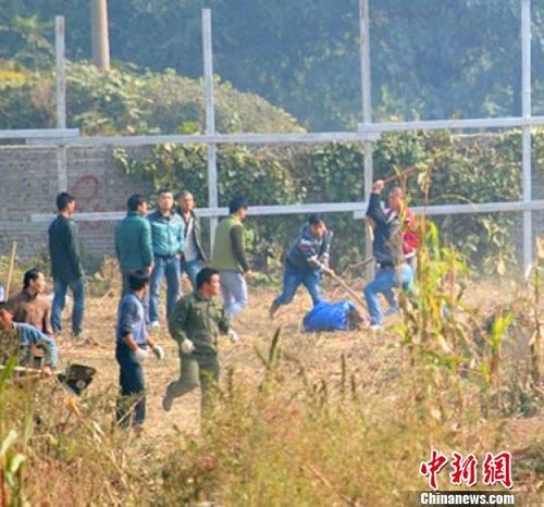 農民工被毆打在地網(wǎng)絡截圖攝 農民工被毆打在地網(wǎng)絡截圖攝