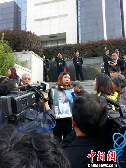 法院外，死者祁某的家人正在接受媒體采訪。 田雯 攝