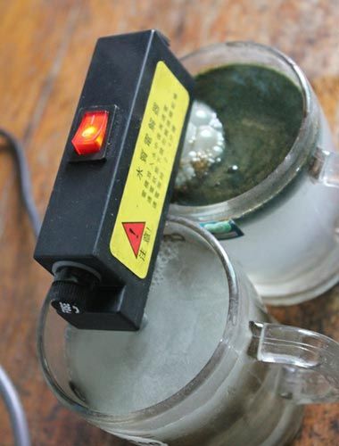 試驗后的水對比，工程供水變成了墨綠色