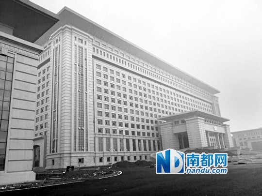 圖片顯示，湖南攸縣新建的發(fā)展中心樓群氣派，廣場龐大。 圖片來源：天涯論壇