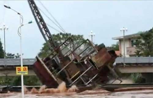 抽砂船卡在橋下。