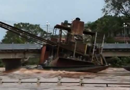 抽砂船卡在橋下。