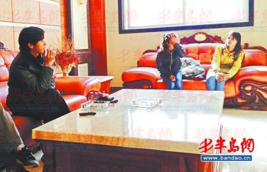 鄱陽湖鄉(xiāng)村大酒店內(nèi)，兩個本地男子帶著兩個外籍女子給記者