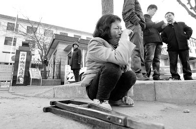 從法院出來以后，家屬和律師正在商量案情，夏鳳各在旁想著想著忍不住哭起來