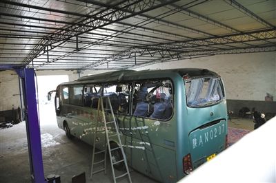 爆炸客車內(nèi)部已經(jīng)面目全非。據(jù)華商報(bào)